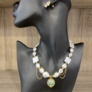 عقد اللؤلؤ والزهرة