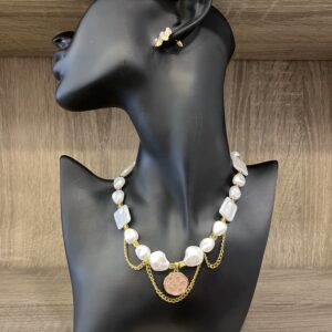 عقد اللؤلؤ والشمس والنجوم